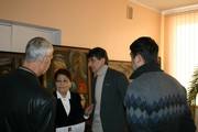 Рустем Эминов (в центре) на открытии выставки