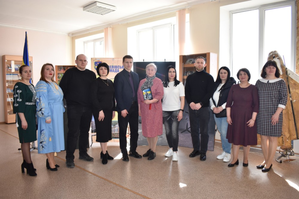 Спільне фото організаторів виставки та відвідувачів