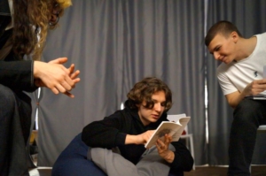 Один з учасників події читає вірш