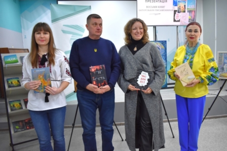 Фото авторів, що тримають їх книги