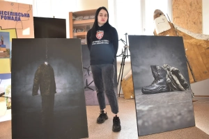 Оксана Волошина поряд з картинами