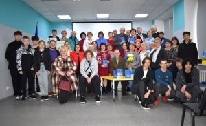 Спільне фото Івана Кушніренко з молоддю та іншими відвідувачами