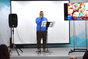 Євген Сєрков виконує пісню