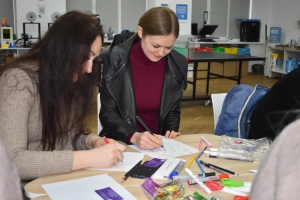 Учасниці події виконують арт-терапевтичні вправи