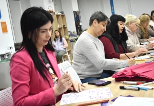 Учасниці події виконують арт-терапевтичні вправи