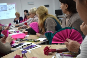 Учасниці події зі зробленими віялами