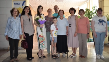 Виставка авторських картин “Світлокольорове світло Життя”